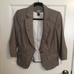 Ladies jacket with elbow length sleeves.